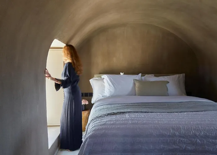 Santorini Sky, The Villa Pýrgos