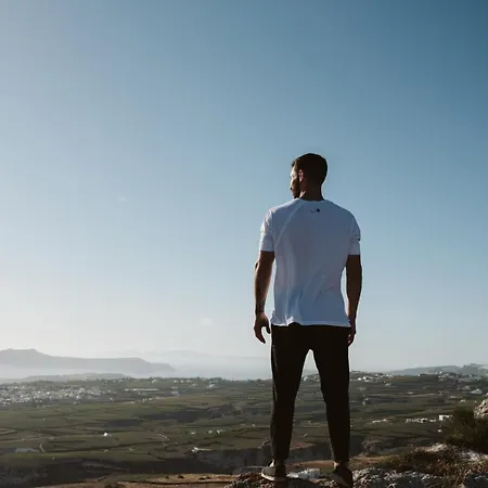 Santorini Sky, The Pýrgos