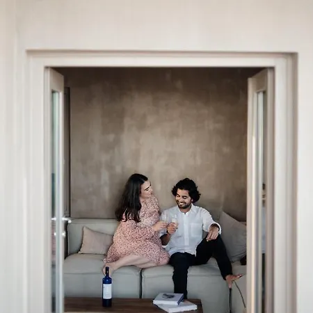 Santorini Sky, The Willa Pýrgos