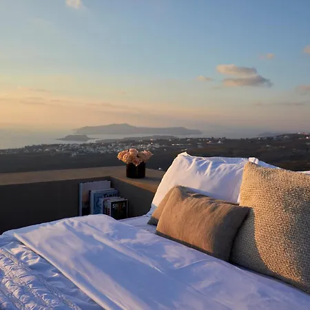 Santorini Sky, The Pýrgos