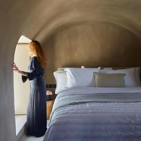 Santorini Sky, The Villa Pýrgos