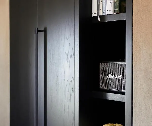 Santorini Sky, The Villa Pýrgos